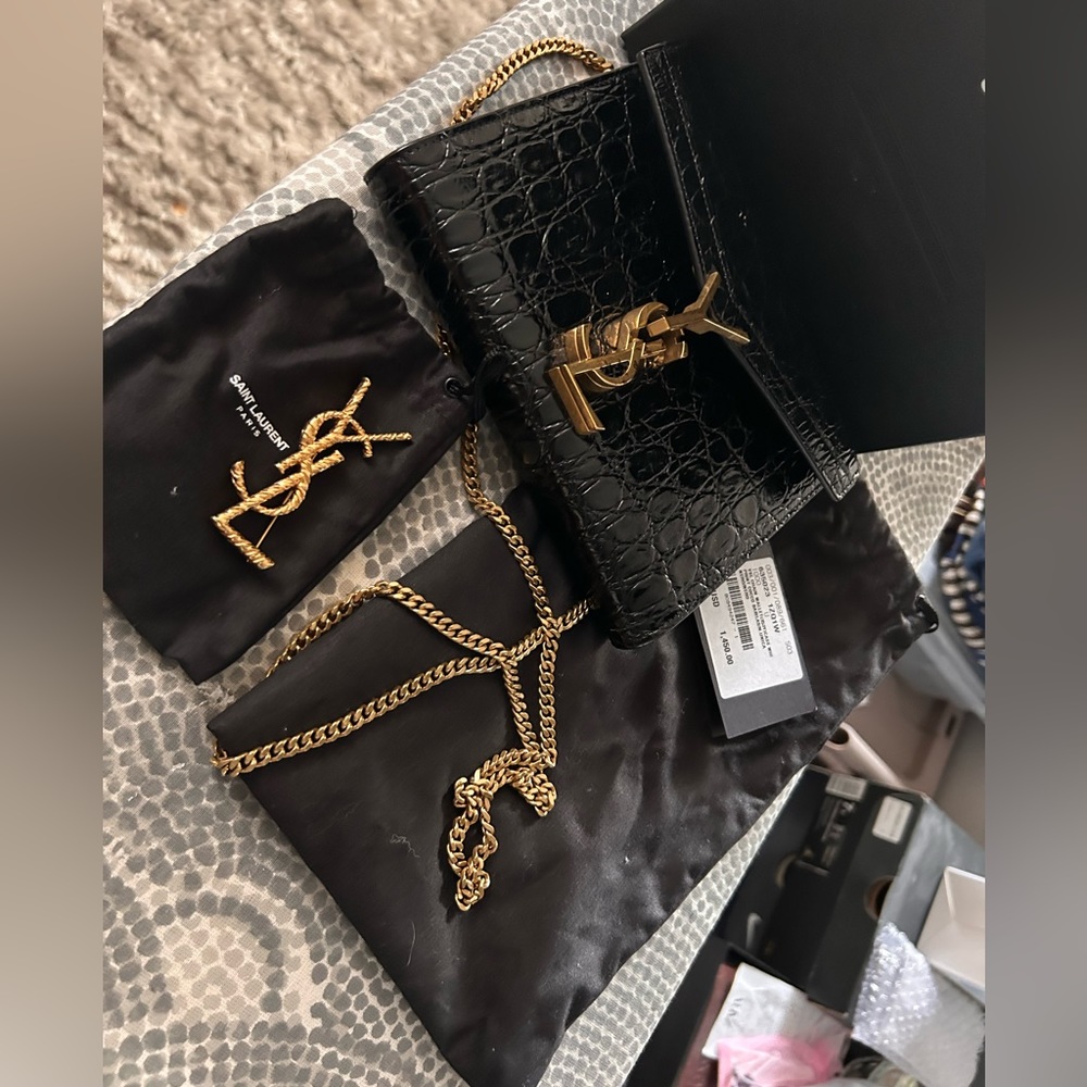 Everything speaks for itself. 100 % authentic and genuine.